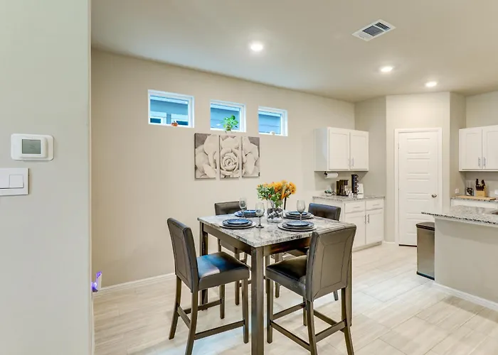 Family-friendly Worth Home: Private Yard Holiday home *
