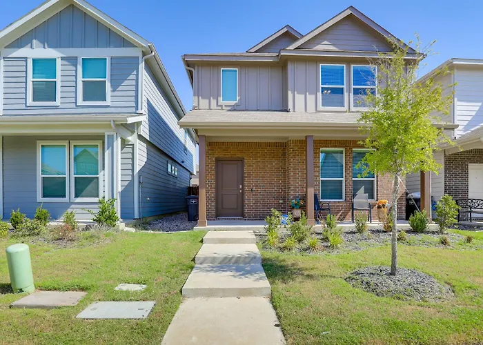 Family-friendly Worth Home: Private Yard Holiday home