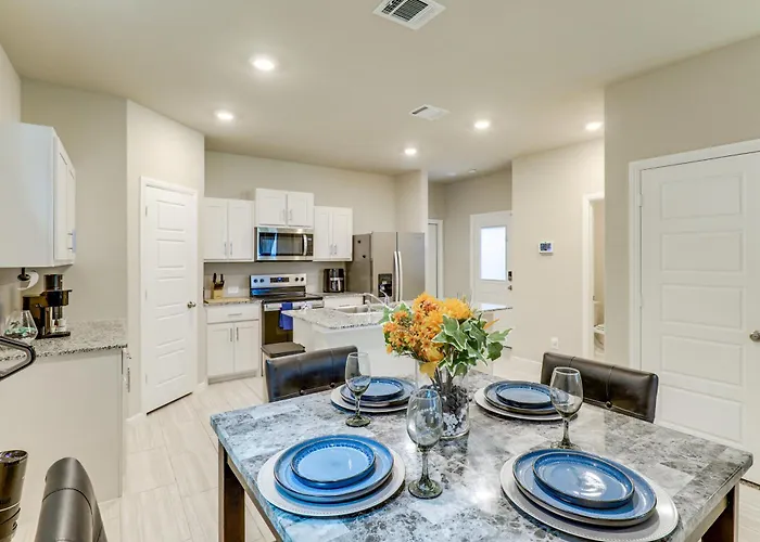Family-friendly Worth Home: Private Yard Holiday home *