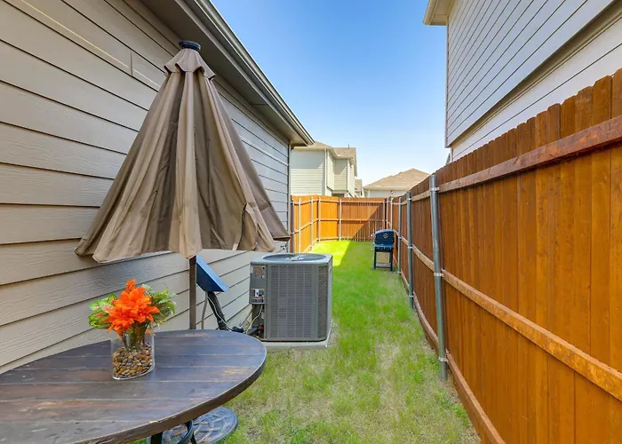 Family-friendly Worth Home: Private Yard *
