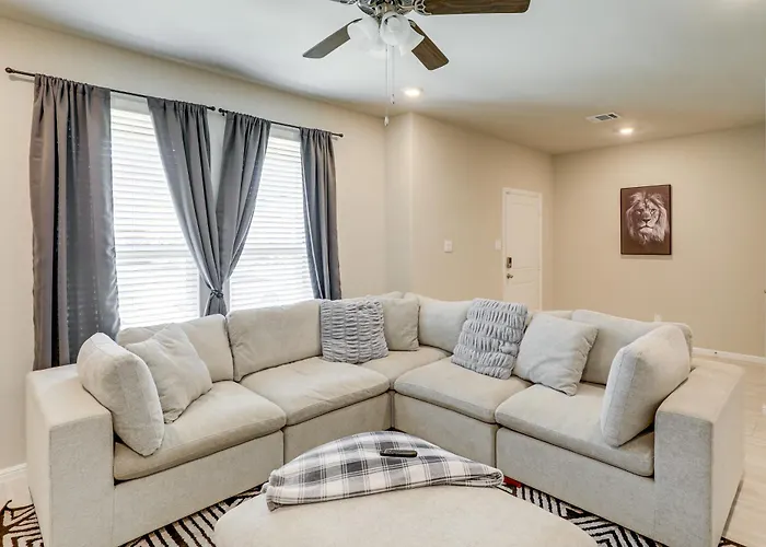 Holiday home Family-friendly Worth Home: Private Yard Fort Worth