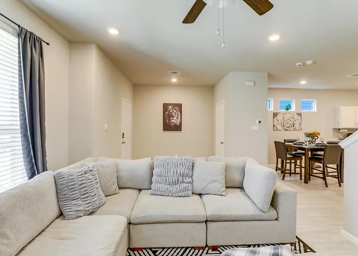Family-friendly Worth Home: Private Yard Holiday home