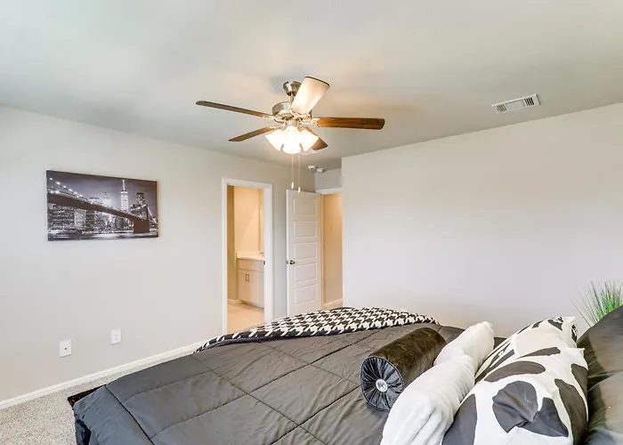 Holiday home Family-friendly Worth Home: Private Yard Fort Worth