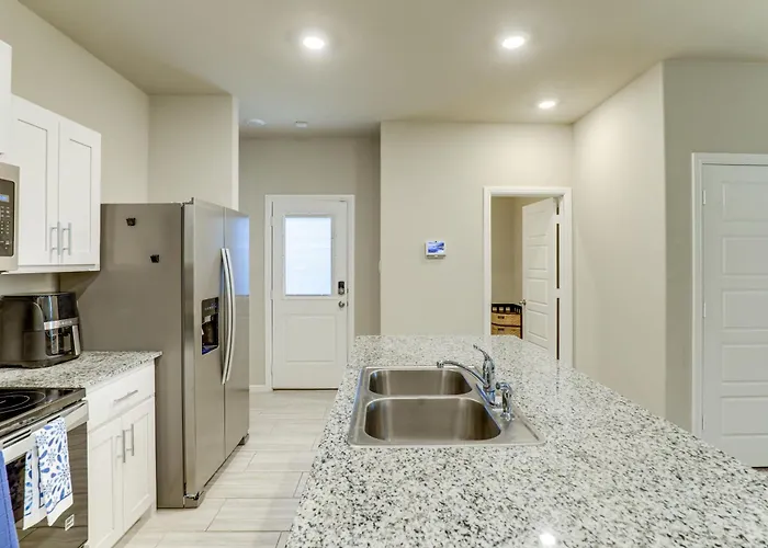 Family-friendly Worth Home: Private Yard Holiday home