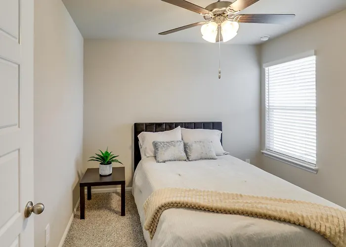 Family-friendly Worth Home: Private Yard *