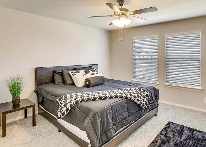 Holiday home Family-friendly Worth Home: Private Yard Fort Worth