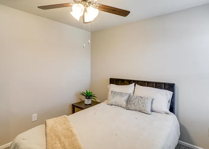 Family-friendly Worth Home: Private Yard Holiday home