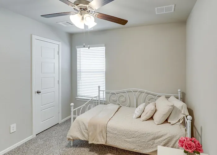 Family-friendly Worth Home: Private Yard Holiday home *
