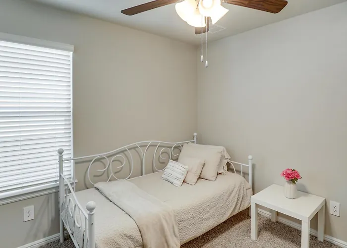 Family-friendly Worth Home: Private Yard * Fort Worth