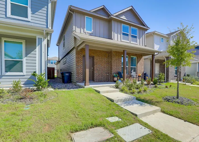 Family-friendly Worth Home: Private Yard *