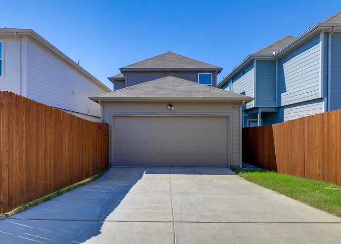 Family-friendly Worth Home: Private Yard Holiday home