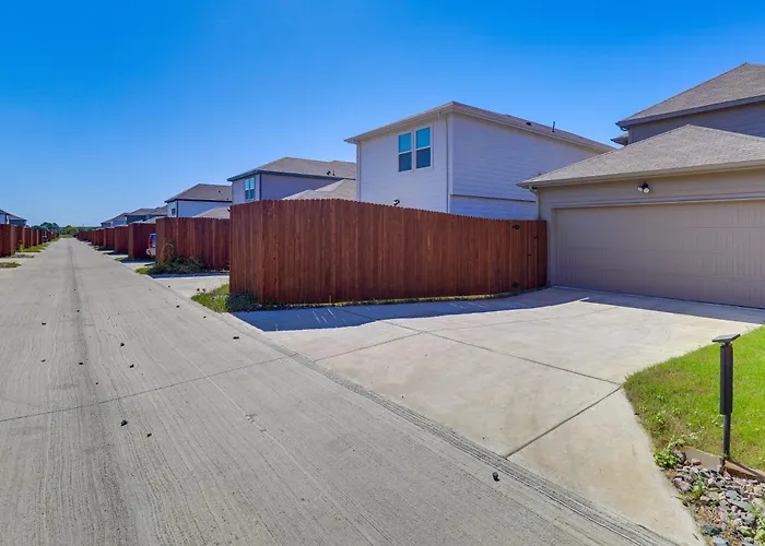 Holiday home Family-friendly Worth Home: Private Yard